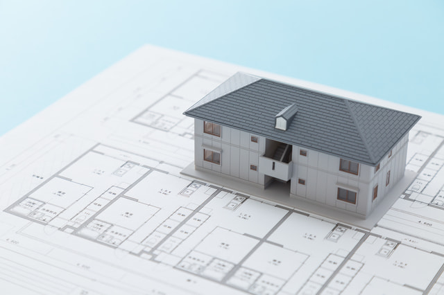 住宅図面と家の模型